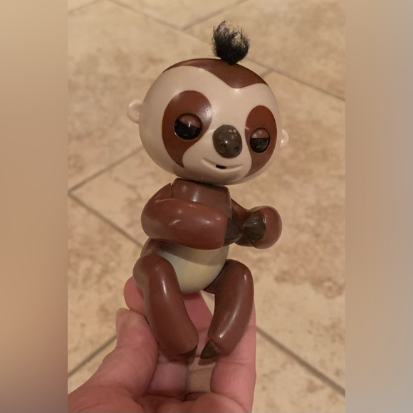 Fingerlings Interactive Baby Sloth Kingsley by WowWee Collectible - Picture 3 of 9